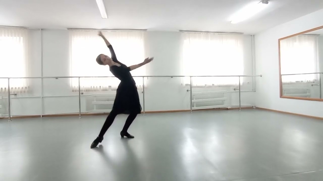 Этюд на прогибы корпуса  в характере казахского женского танца