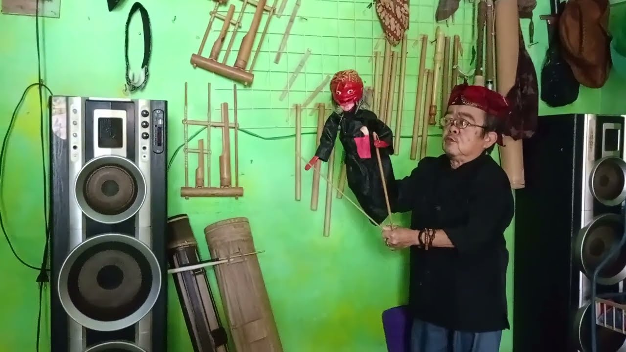 Kediaman rumah tempat Abah Beni MBG dan alat alat musik nya(celempung,suling,angklung dan lainya)