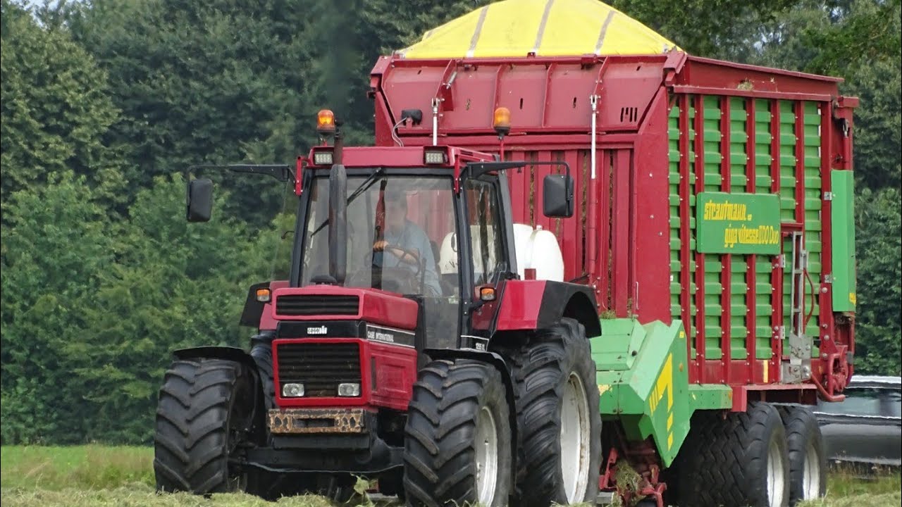 Gras inkuilen 2021 Case International 1255xl met Strautmann Giga Vitesse