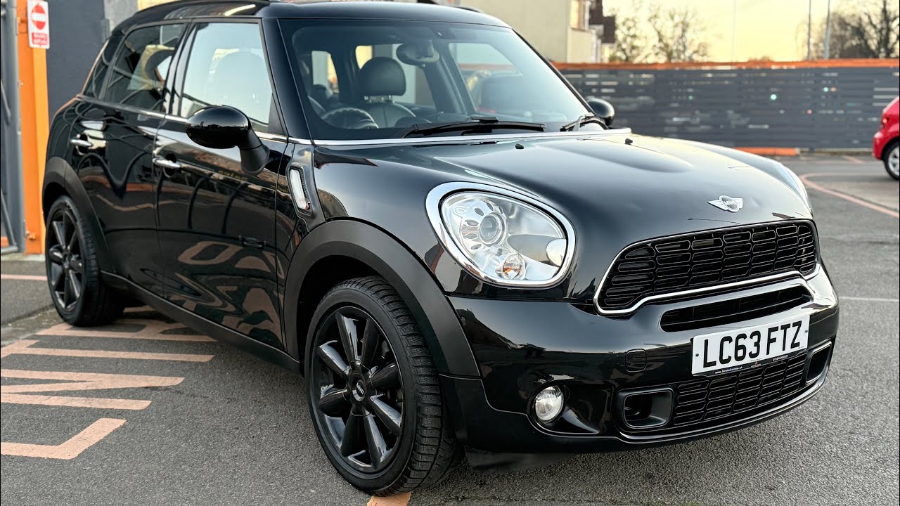 HUGE SPEC Mini Countryman Cooper s Manual. PANROOF, satnav, leather. 