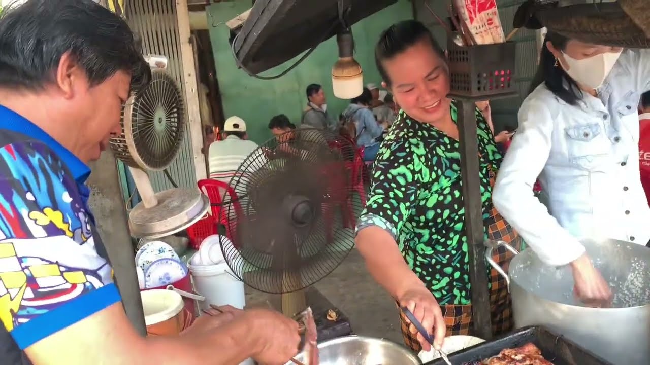 Cập Nhật/ quán cơm vỉa hè/ bán buổi sáng 30ky gạo 26ky thịt 