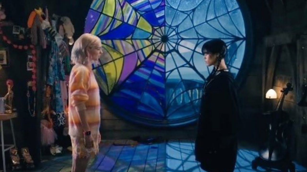 Voici  la danse de mercredi addams de la saison 1 et Enid (et agnes) pour La saison 2