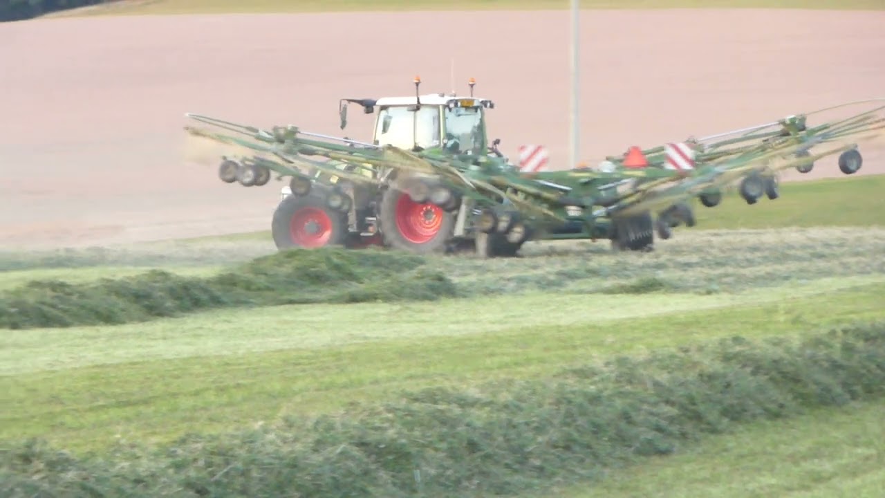 Fendt 516 vario a Krone Swadro 1400