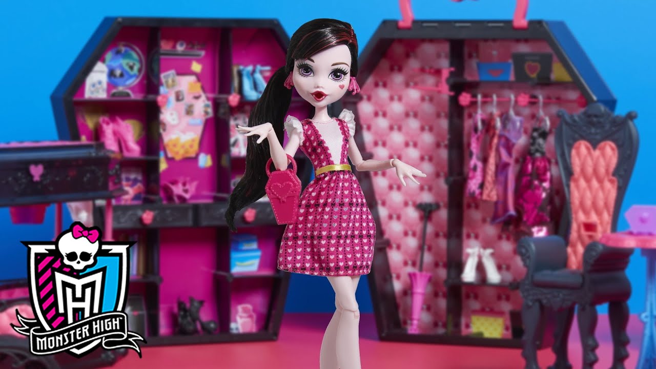 Draculaura Picks her Summer Wardrobe | Ghoul for the Summer | Monster High