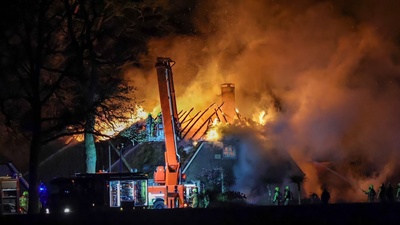 Woonboerderij volledig afgebrand na grote brand aan de Kaaldijk in Ruurlo