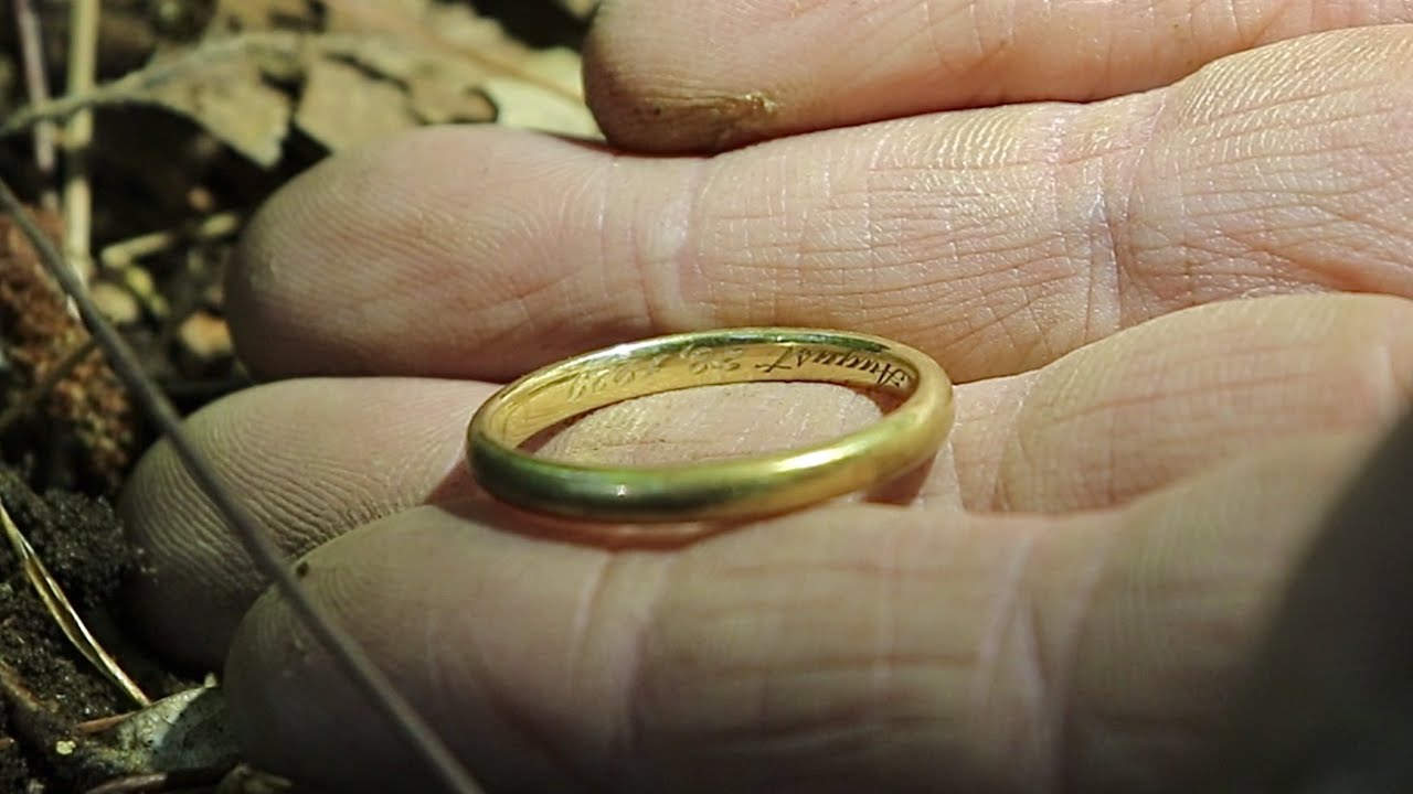 HUGE gold ring found metal detecting & its dated almost 100 years old with initials engraved inside