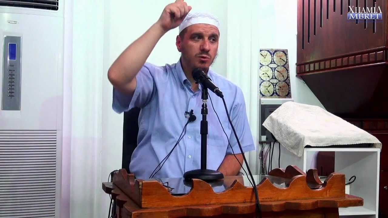 Enis Rama ne xhamin Dine Hoxha