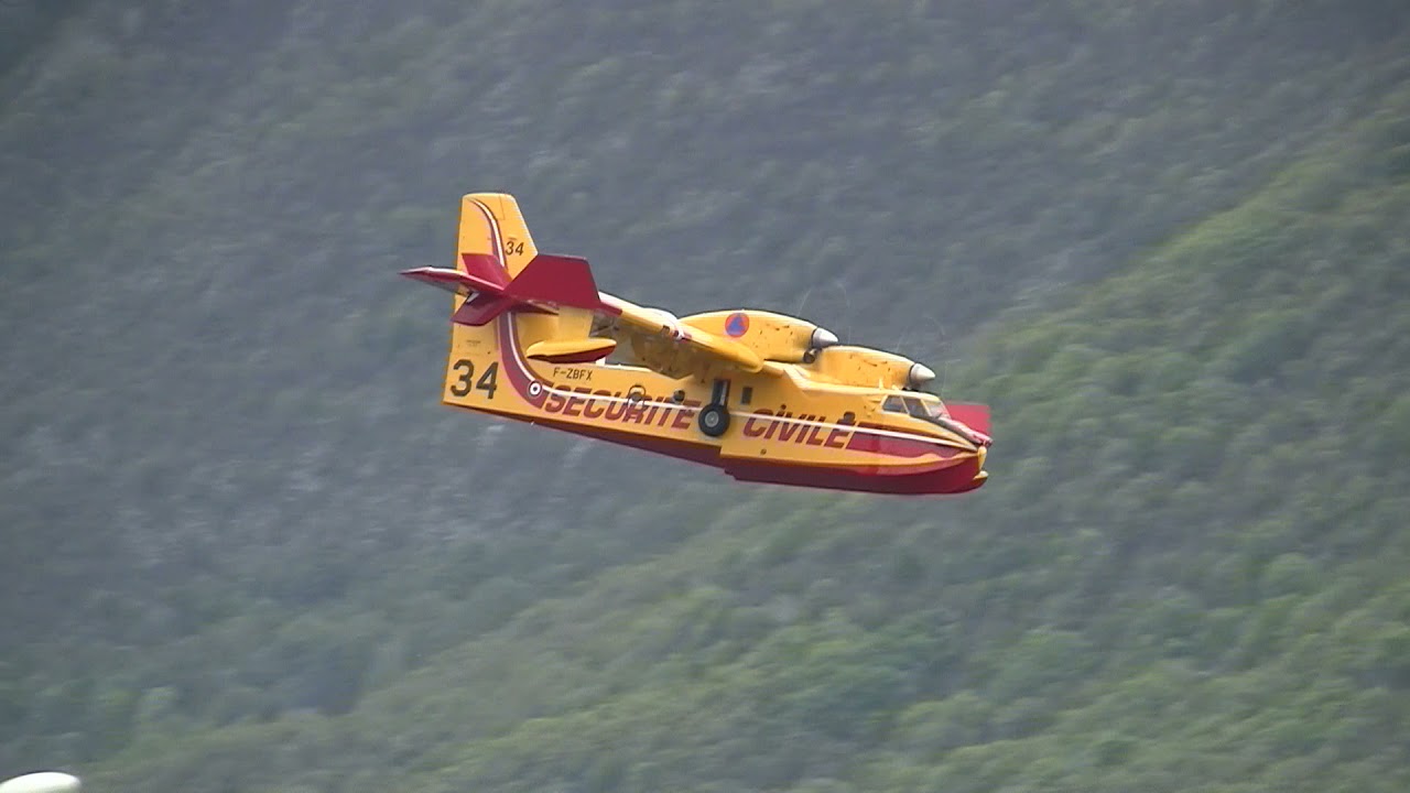 3 Canadairs au lac du Bourget en Savoie