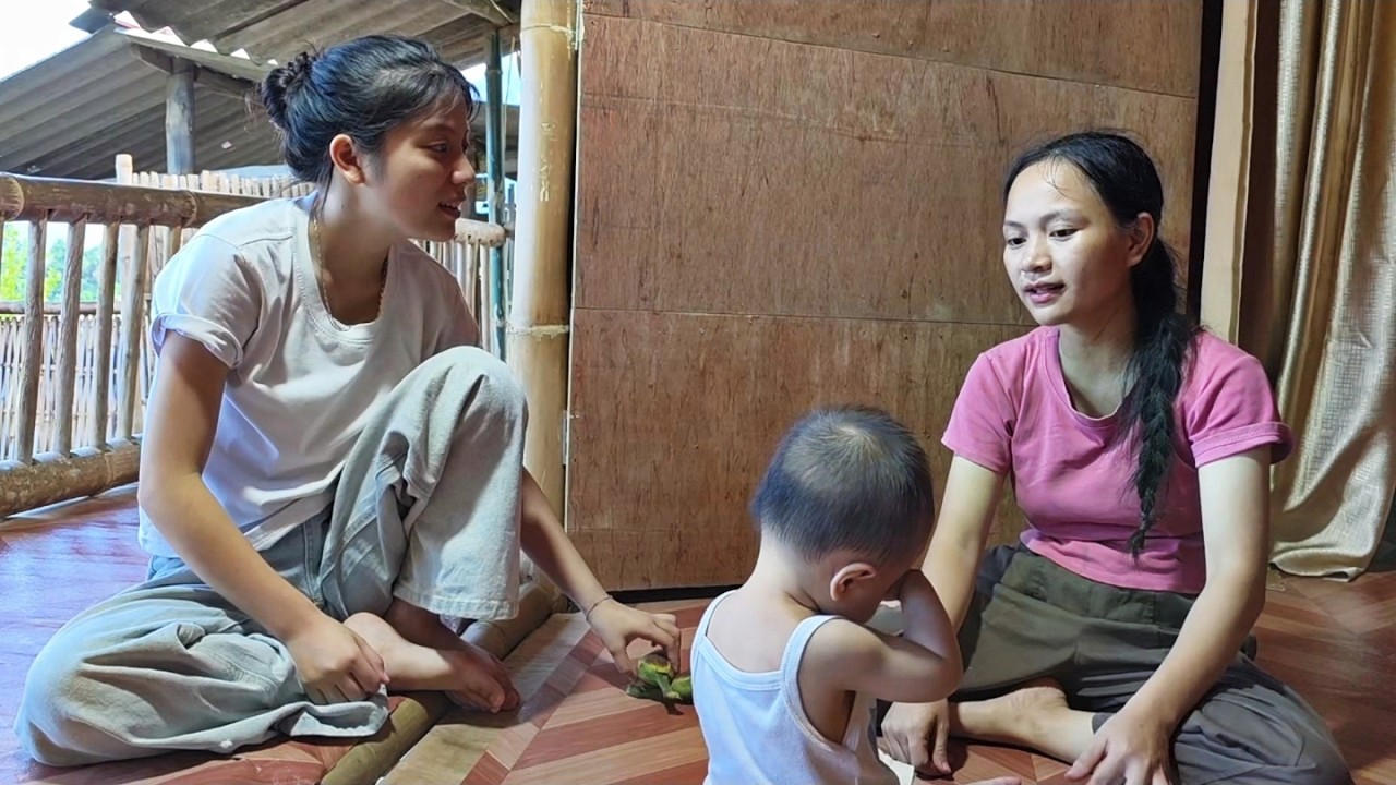 Upon returning, Chinh's younger sister hurriedly asked about Chinh's boss.