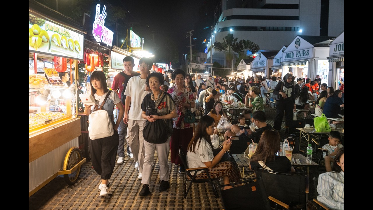 [4K] Walking through Jodd Fairs Ratchada amazing food experiences and nightlife in Bangkok