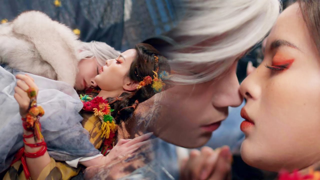 Бог Войны был так возбужден, что бросил свою возлюбленную на кровать!