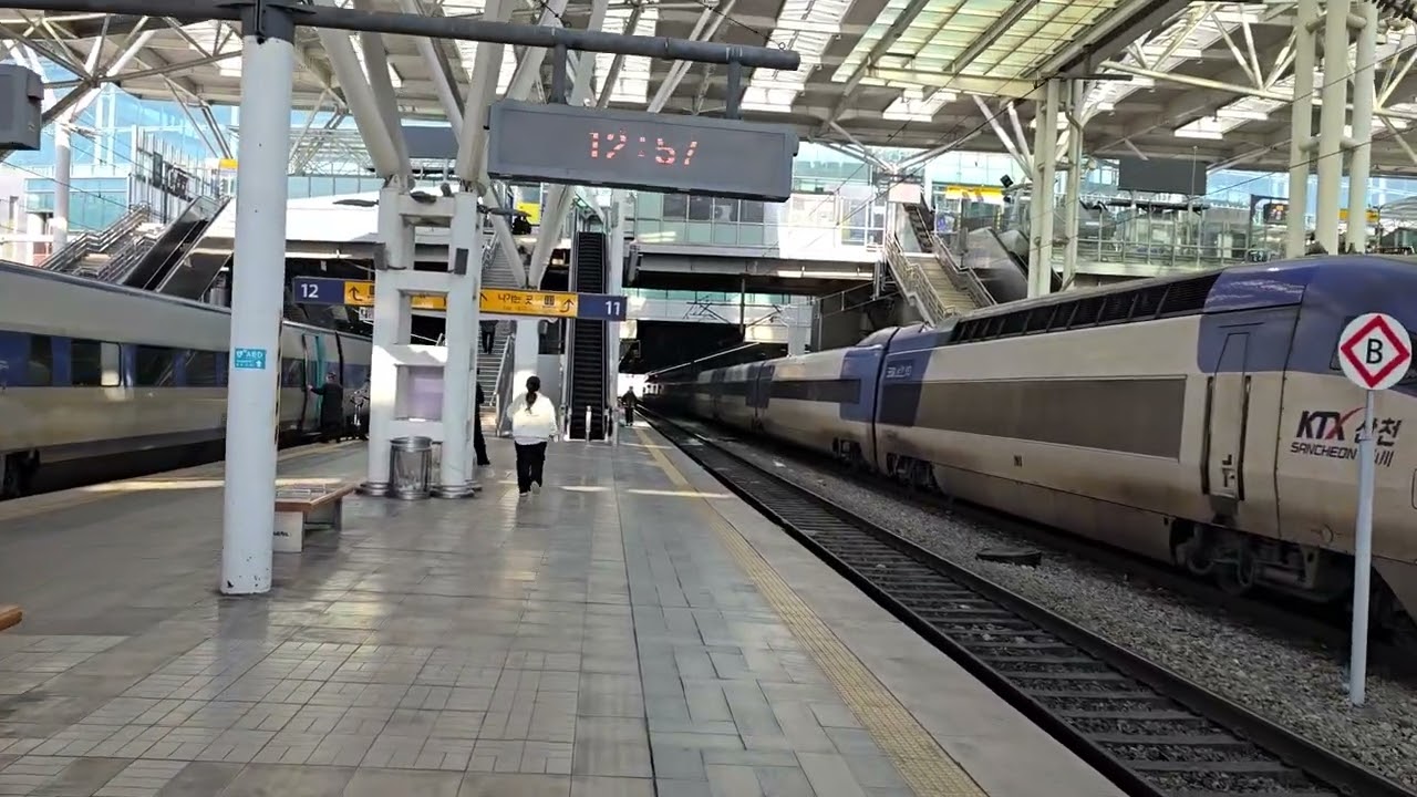 Платформа Seoul Station — скоростные поезда KTX.