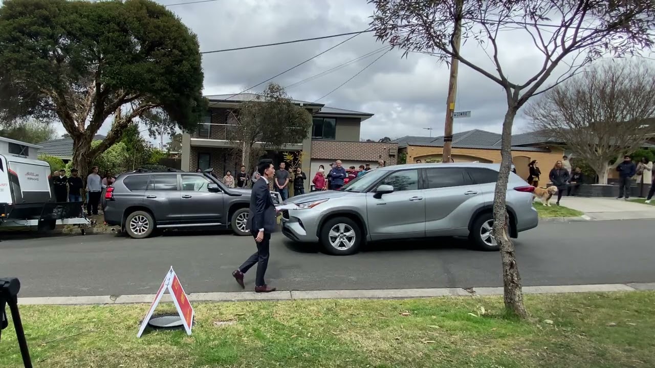 Auction at 22 Cowrie Street, Glen Waverley VIC | Conducted by Ian Shi, Melbourne Auctioneer