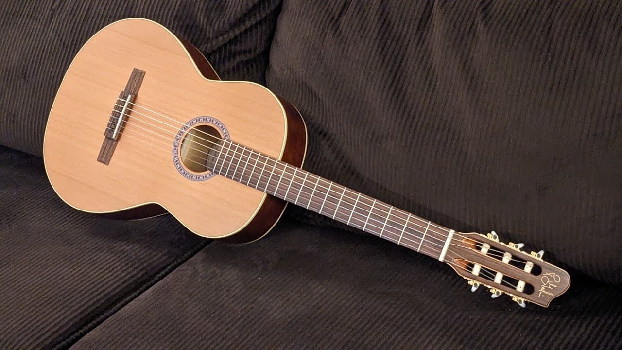 Review of the Godin Etude Classica II nylon string guitar