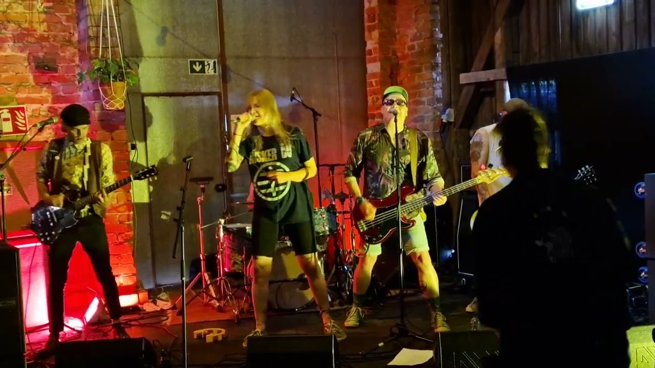 Lapsuus - Sunny ja mä (live@Kesäpäiväpunk 8.7.2023)