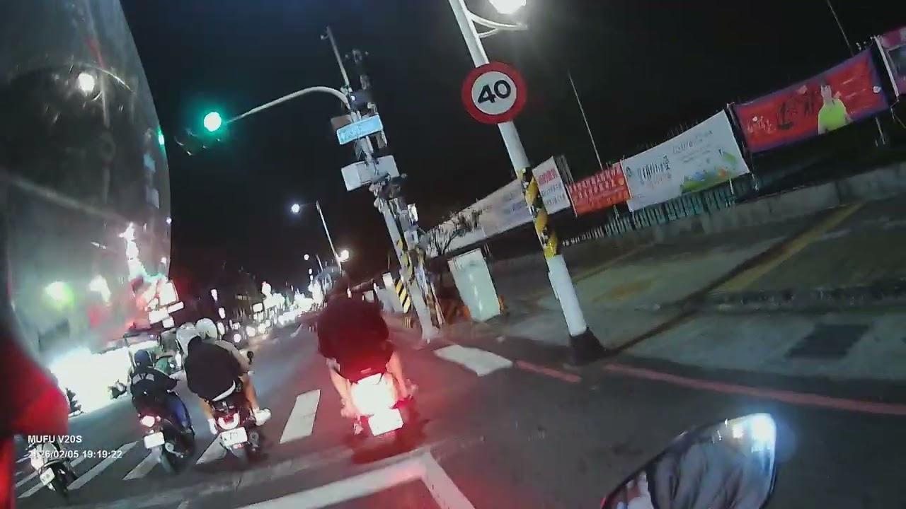 屏東市勝利路徐州路週邊多部汽車佔用機車道。