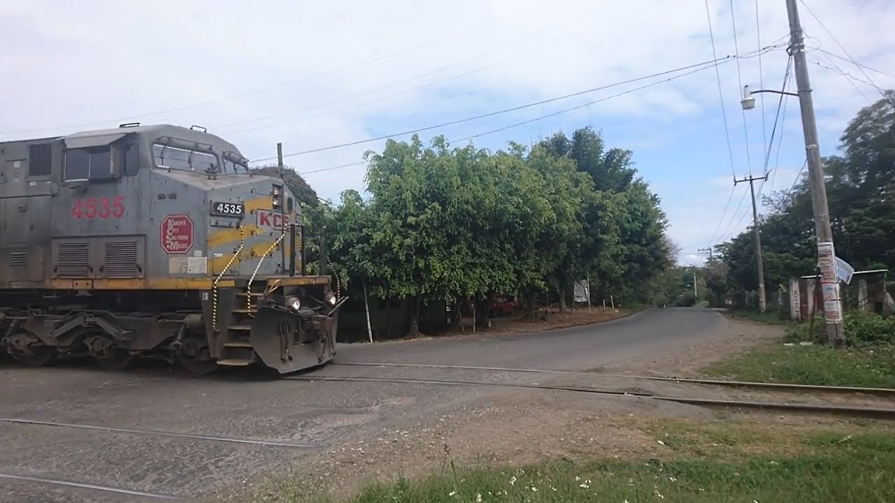 Así empezó todo: Tren Local de KCSM con dos locomotoras AC4400CW 4535 y 4501 en Alborada, Veracruz.