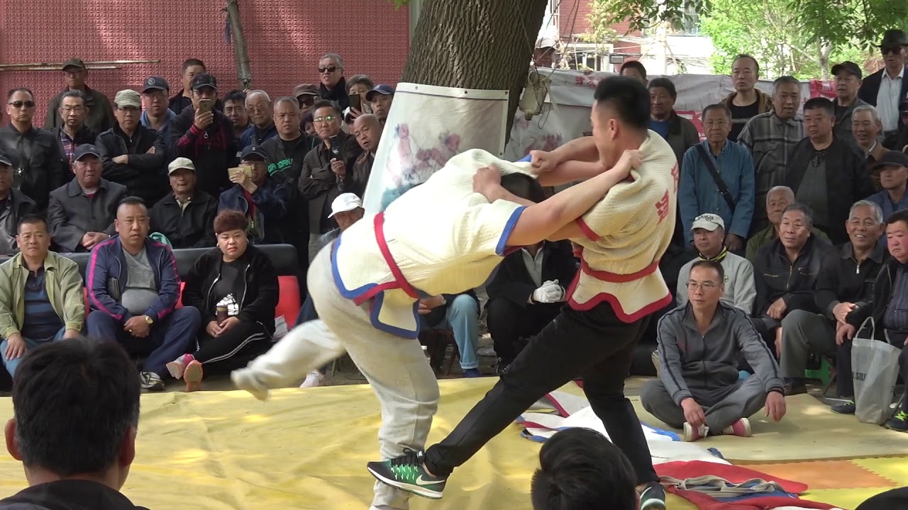 天津摔跤，摔人也得被人摔，老赢谁不上火
