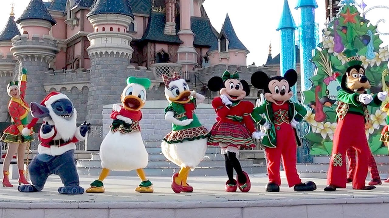 Весёлое шоу «Merry Stitchmas» 2018, рождественский Диснейленд в Париже — первый ряд с Санта-Стиче...