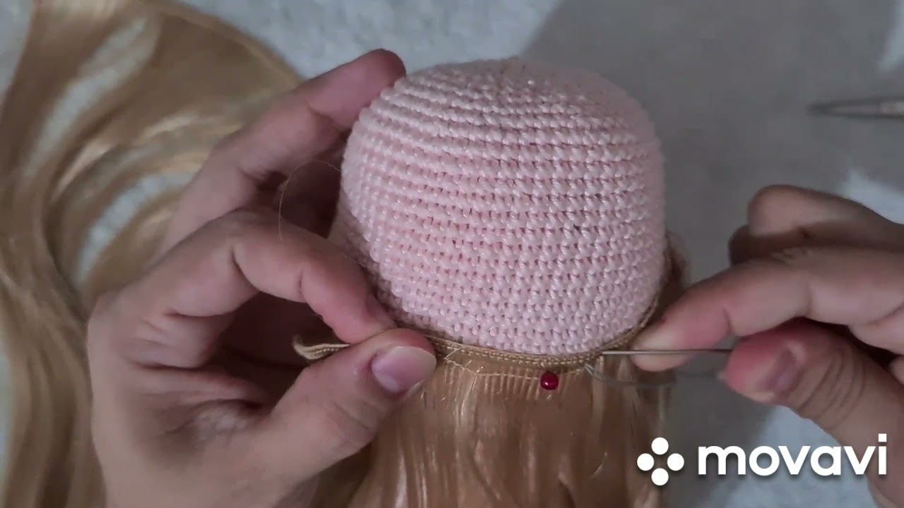 Aplicando Cabelo Sintético em Boneca Amigurumi