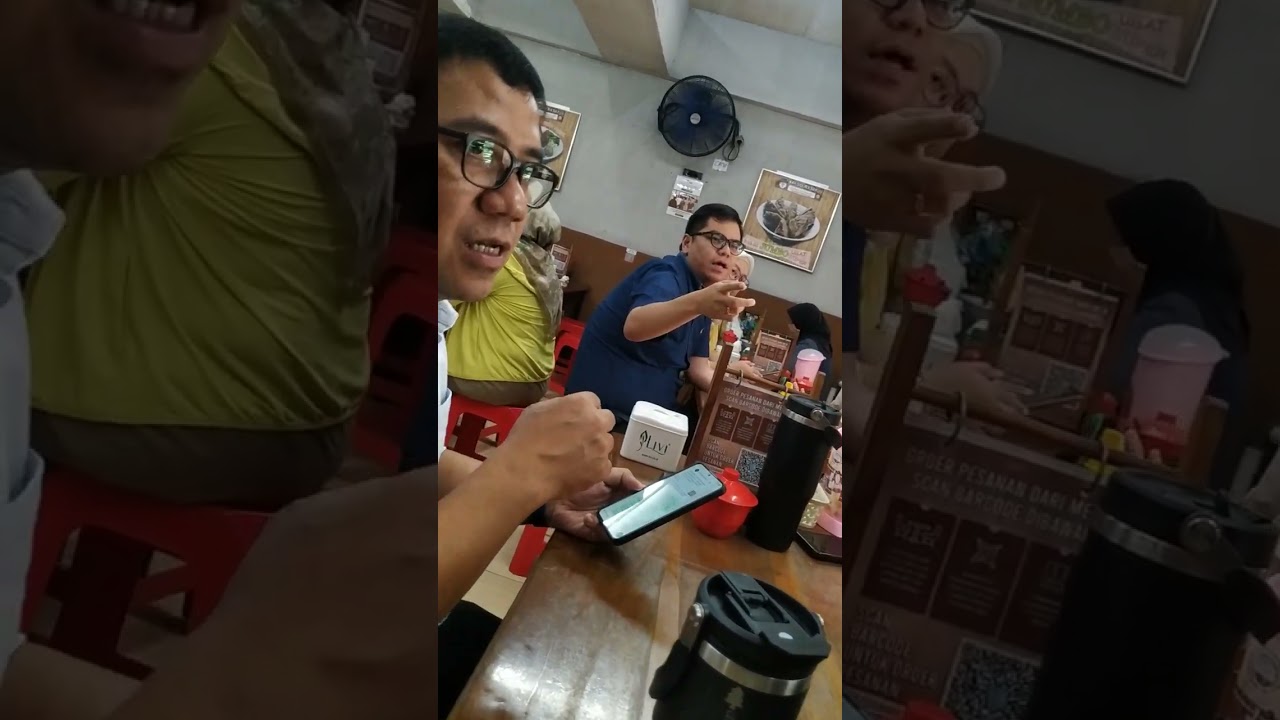Suasana jam mkn siang ramee full org kantor an #beranda #bakso #restaurant 