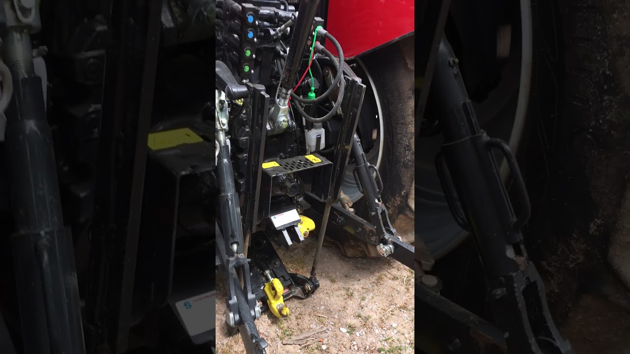 Hitching up a trailer to the tractor using the pick up hitch