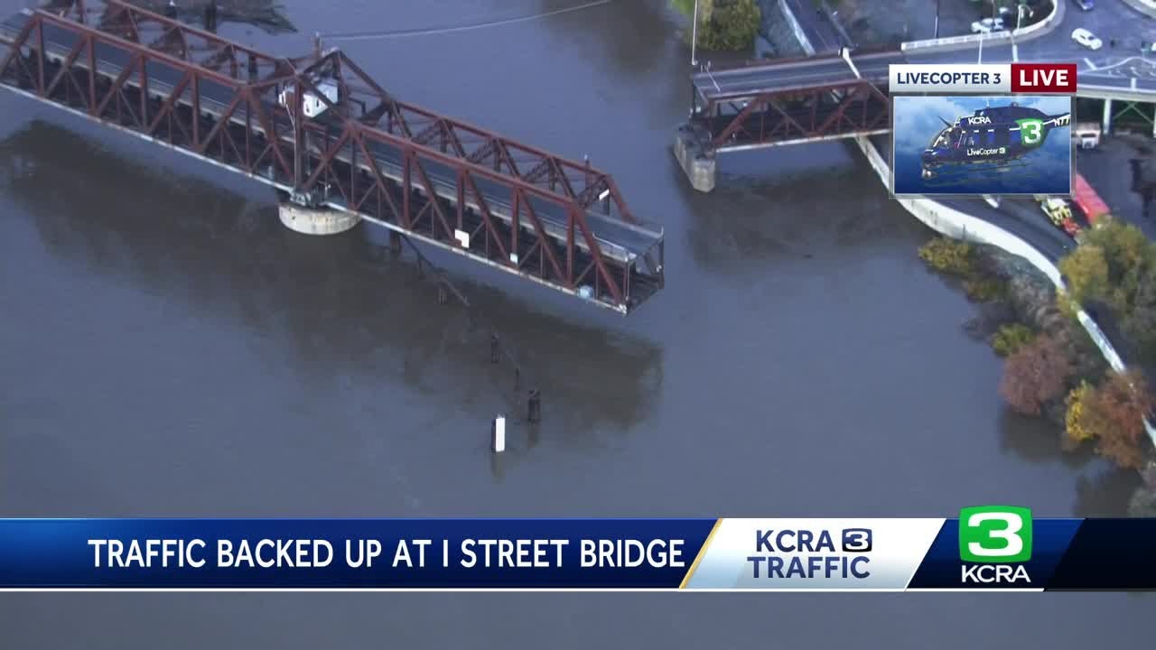 Stuck bridge over Sacramento River impacts Thanksgiving weekend holiday traffic