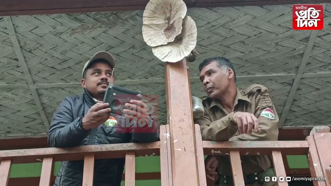 ▶আপোনমনে বহি ৰেজিঅ’ শুনি আছে  একাংশই...