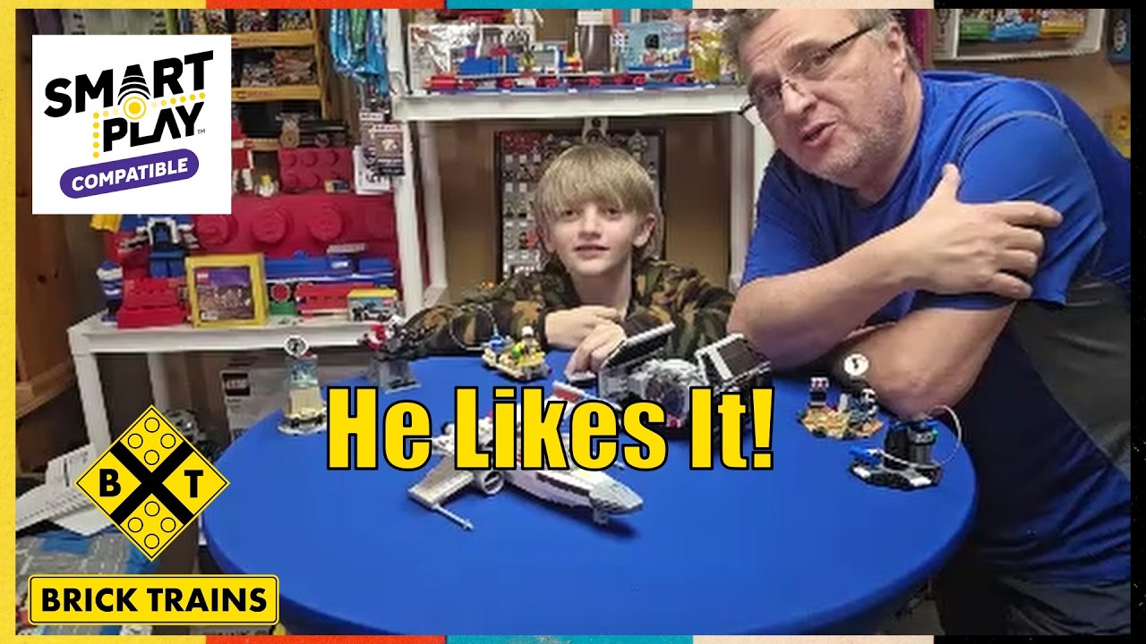 Дакота играет с конструктором Star Wars Smart Bricks.