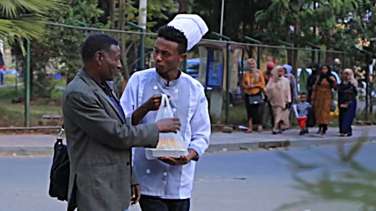 Ethiopia - መንገደኛን ያበሰልኩትን ምግብ ቅመሱልኝ ፕራንክ Habesha prank  | miko mikee 2019