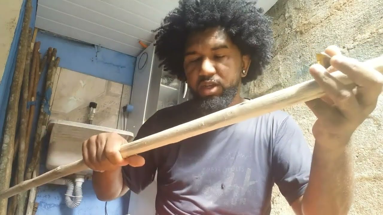 Como fazer um Berimbau do zero, Parte 2 , raspando a madeira e lixando  ( Graduado Foguinho 🔥)