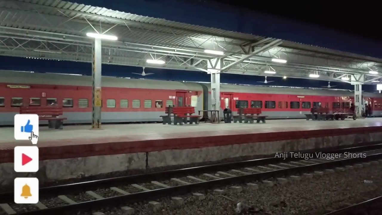 12647 Kongu SF Express | Coimbatore To Hazrat Nizamuddin Weekly Train is arriving