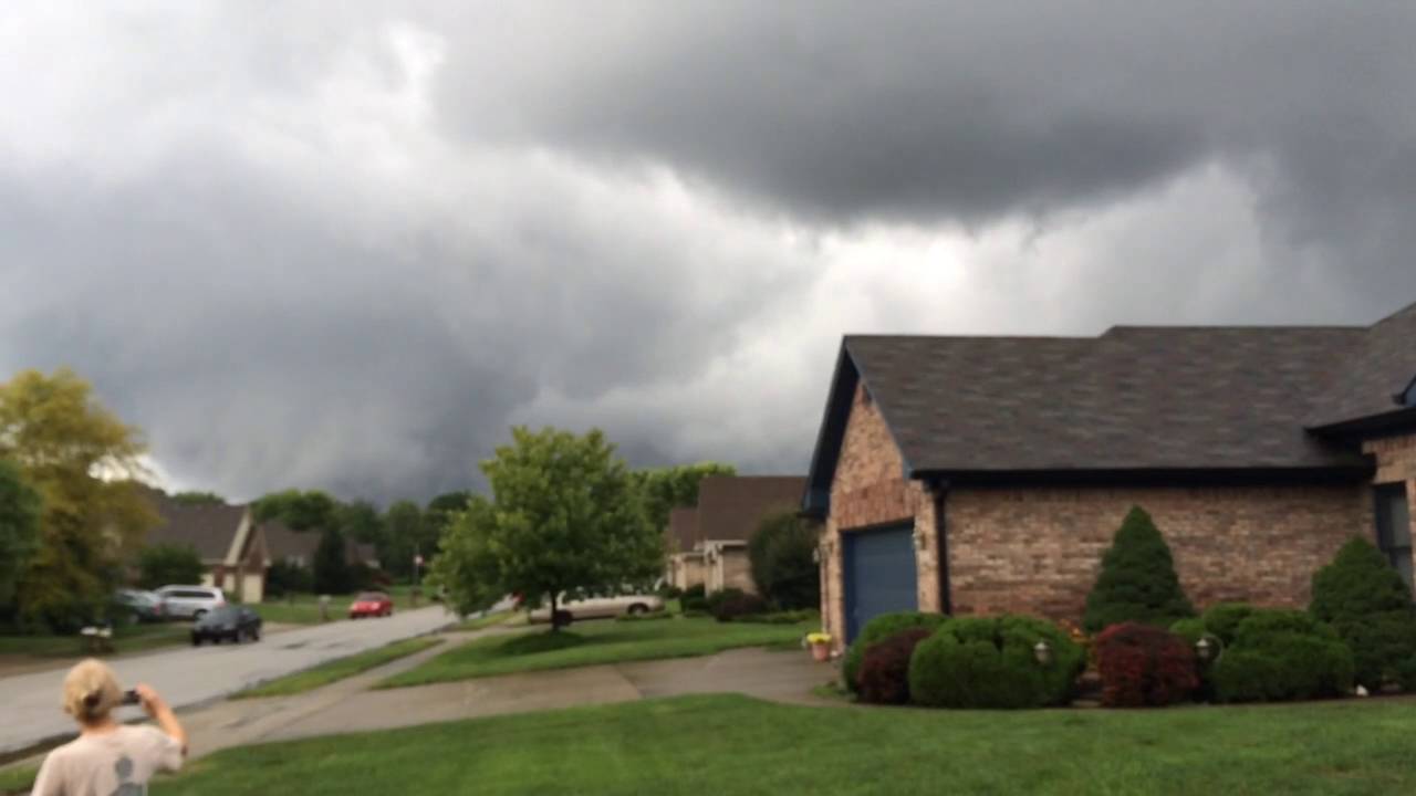 2016-08-15 Tornados forming in western Avon IN (Hendricks County)