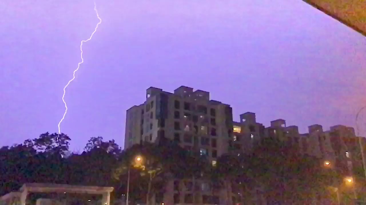 Lightning Storm in Singapore, Thunderstorm. Tormenta Electrica. Slow motion by iPhone 7 plus