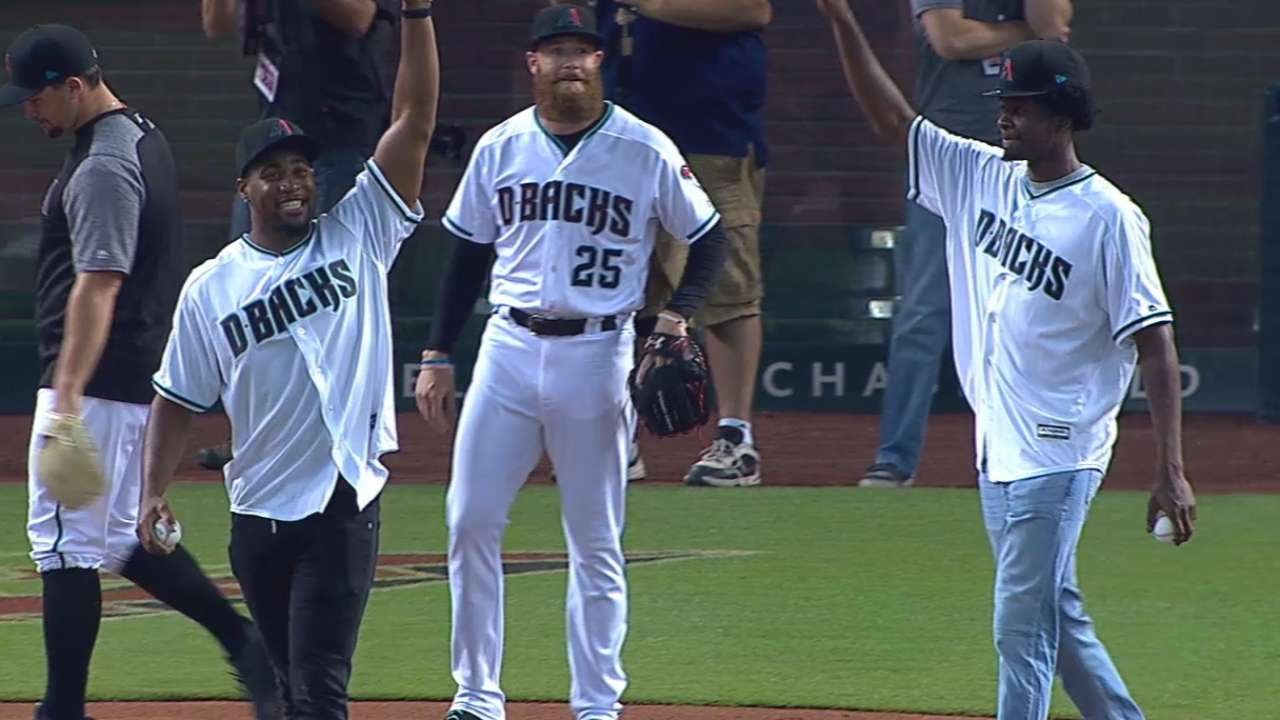 PHI@ARI: Reddick and Jackson toss the first pitch
