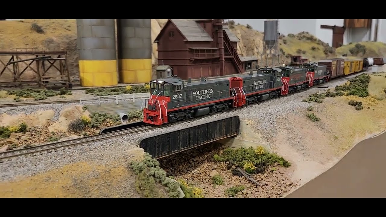Athearn Ready to Roll Southern Pacific SW1500s - Pacific Coast Lines