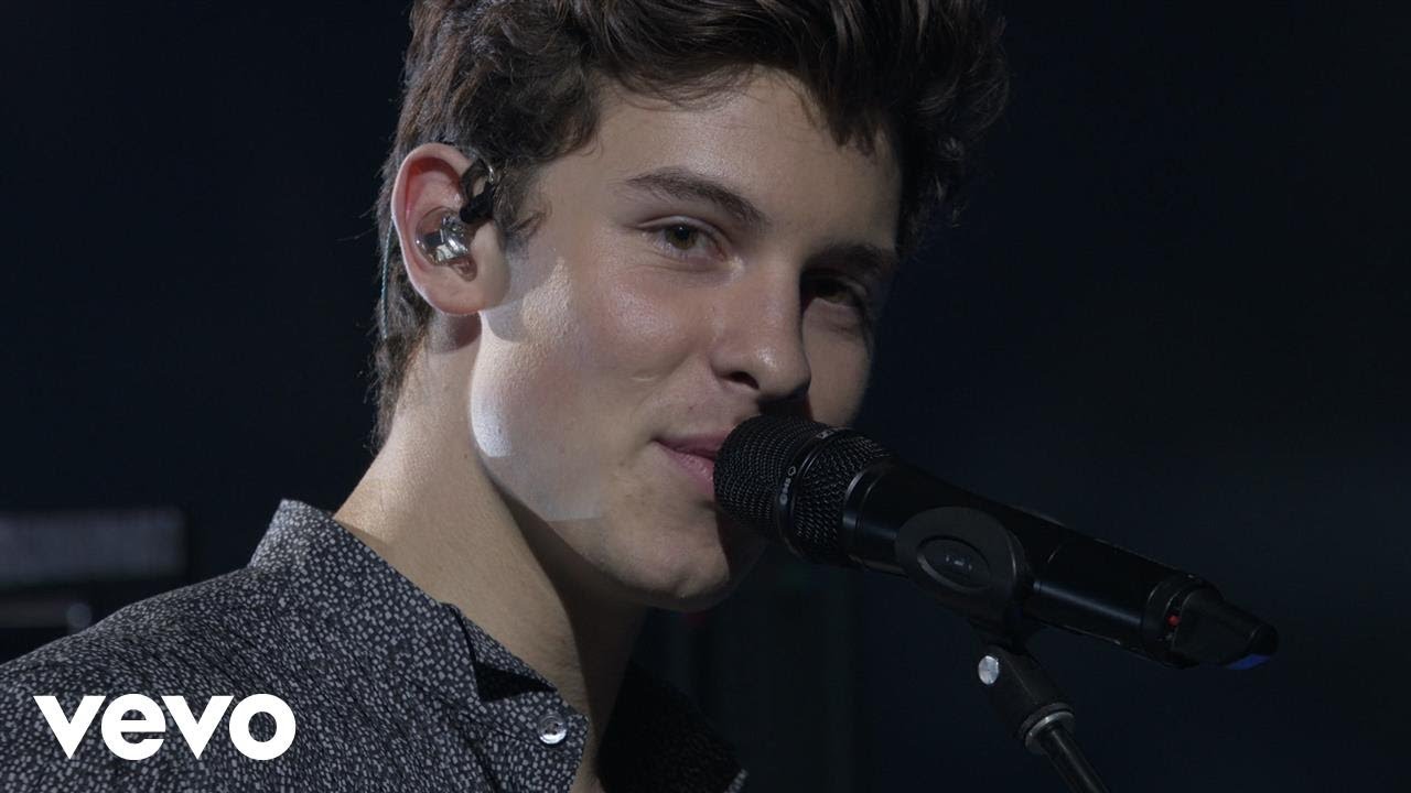 Shawn Mendes - There's Nothing Holdin' Me Back (Live At The MTV VMAs / 2017)