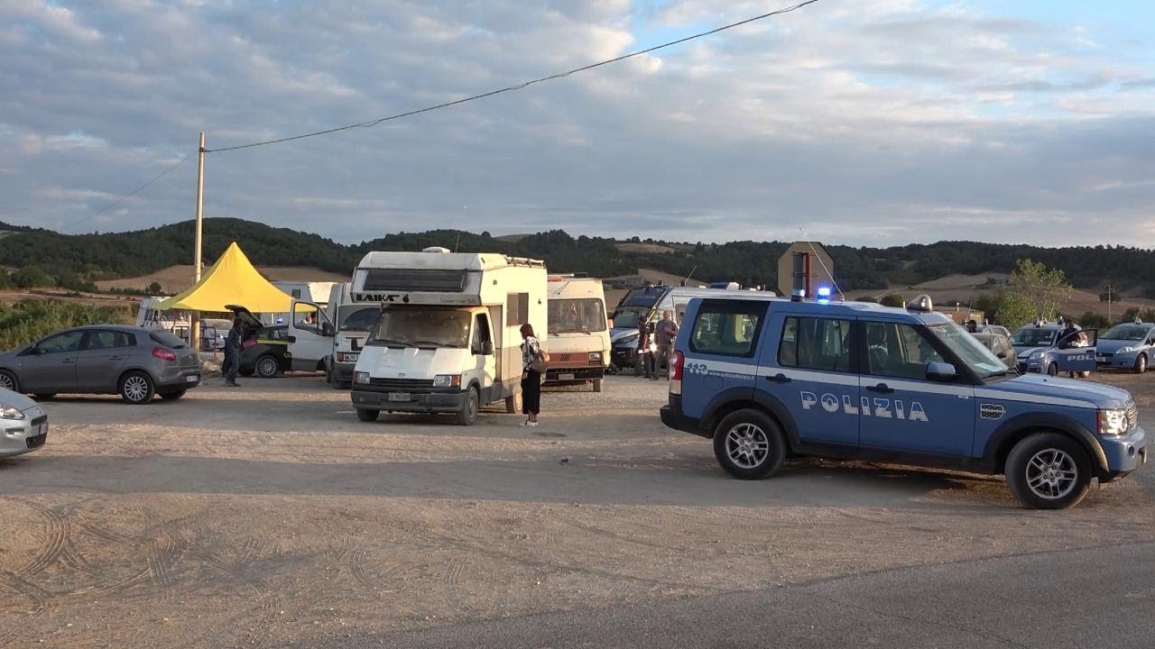 Il rave party illegale volge al termine: "Quando si è in 20mila può succedere che muoia qualcuno"