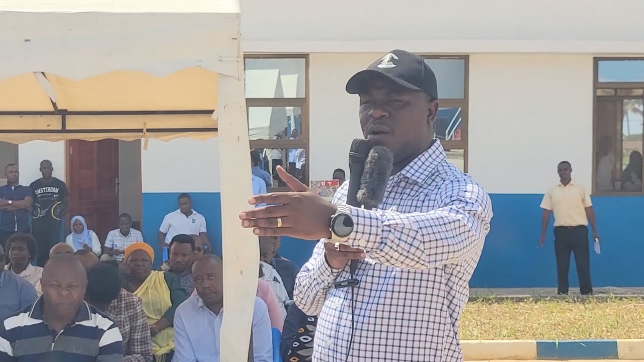 AWESO AMUWEKA KIKAANGONI MENEJA DAWASA, AMUHOJI 'WANANCHI WANAKOSA MAJI, MNAPOKEA MISHAHARA'