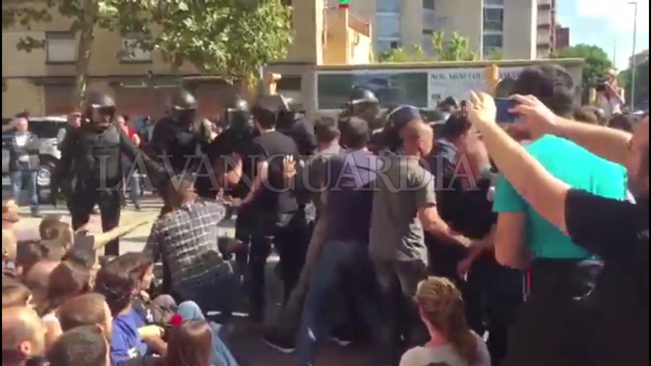 Rifirrafe entre protestantes y Mossos ante el registro de la Guardia Civil en Sabadell
