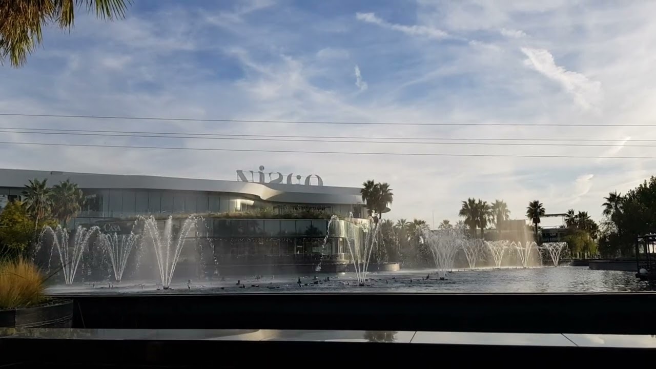 Espectáculo de fuentes en el Centro Comercial Oasiz. Torrejón de Ardoz. Madrid. Octubre 2023.