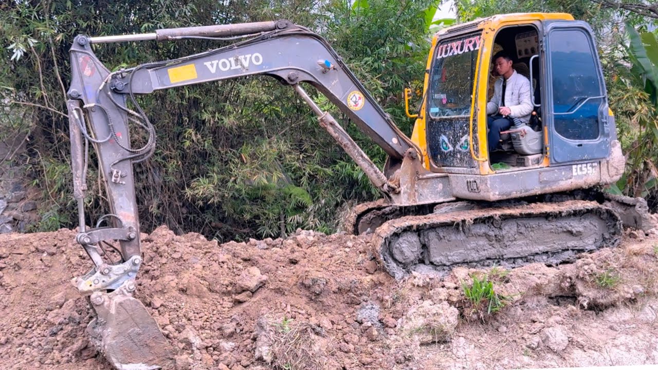 Em tu bi máy xúc, cần cẩu múc đất làm ao thả cá