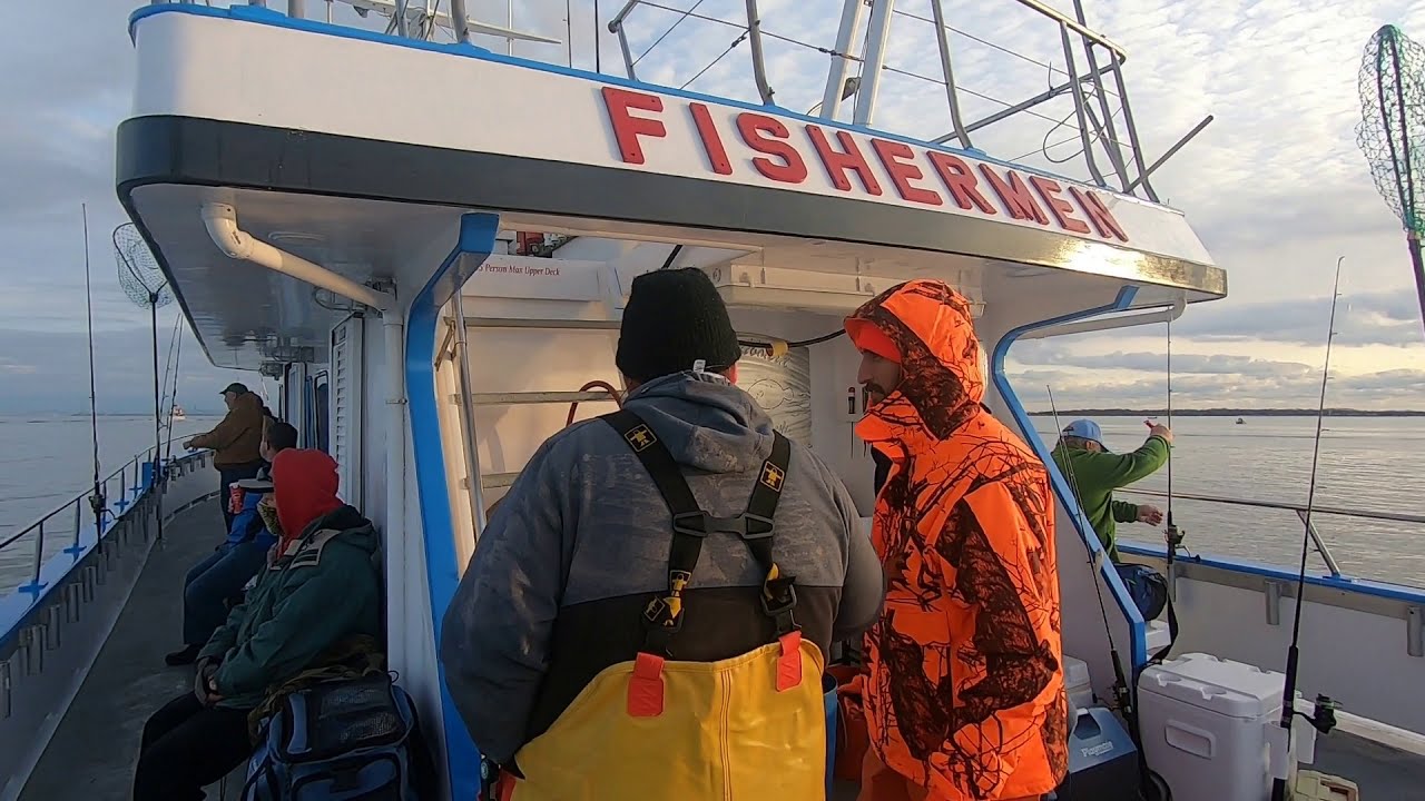 Ловля полосатого окуня в Fishermen, Атлантик-Хайлендс, Нью-Джерси, на катере-вечеринке, 25 ноября...