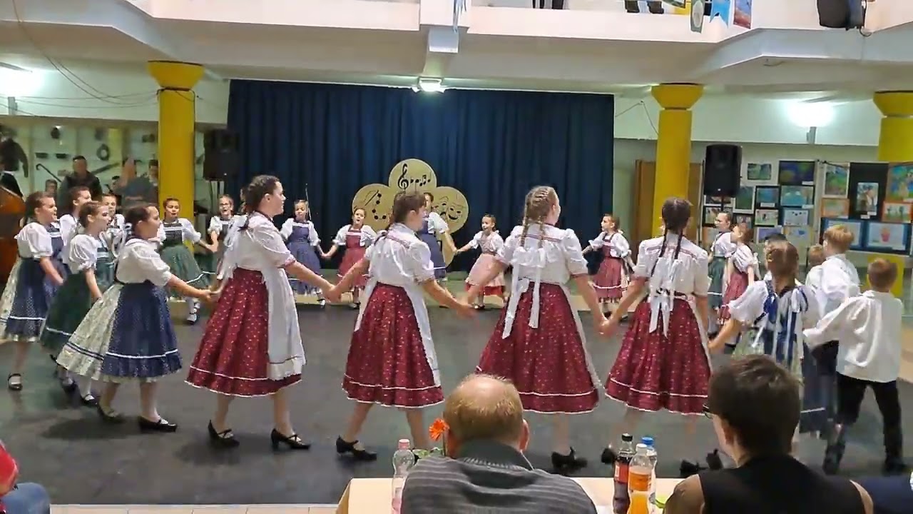 Tiszta öröm a színpadon! - FAMI Apraja táncol Jászsági gyerekjátékokat!
