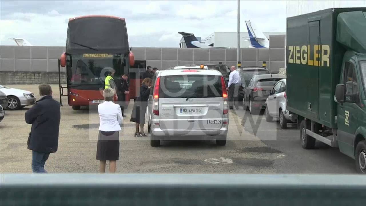 Niall Horan DANCING FUNNY at airport PARIS !!!!