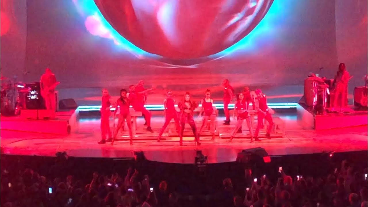 Ariana Grande - Bad Idea (live) 22nd September, 3arena Dublin