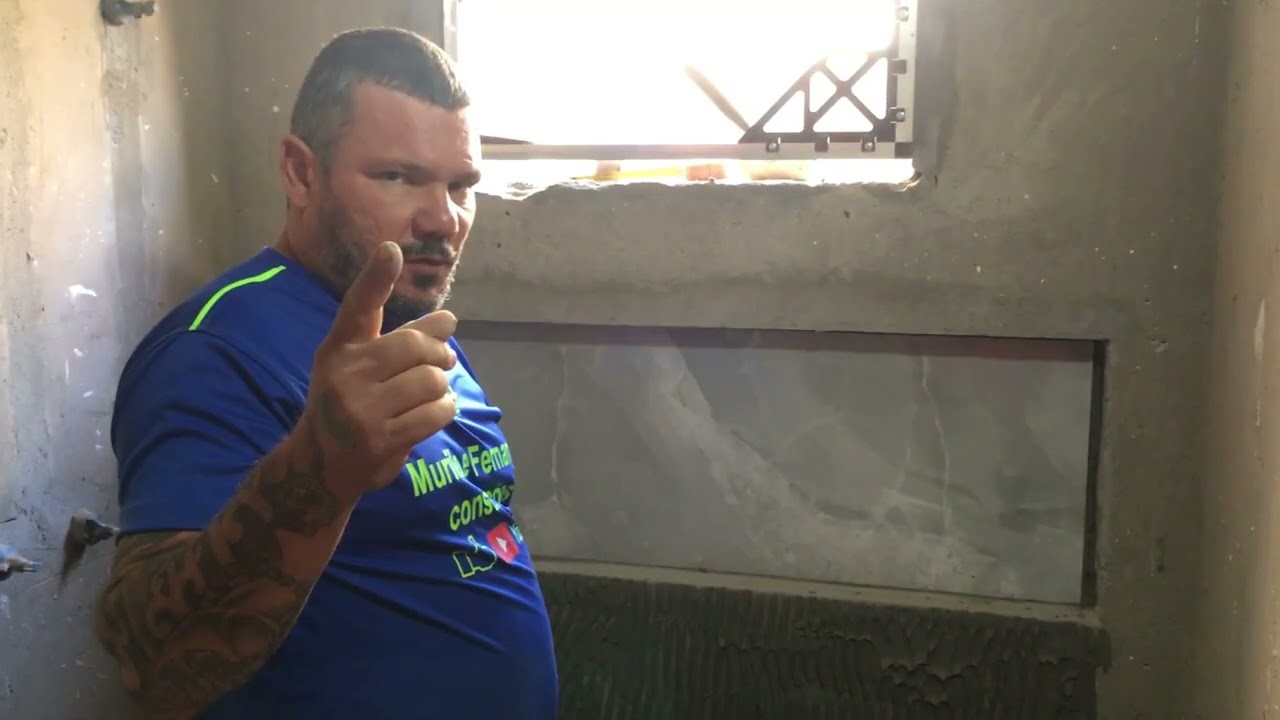 Fazendo o nicho do banheiro no próprio porcelanato da parede.