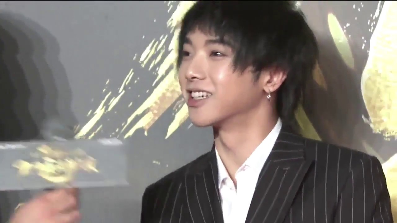 【20160919】黑色919乐迷狂欢夜  华晨宇一身西装笔挺亮相红毯