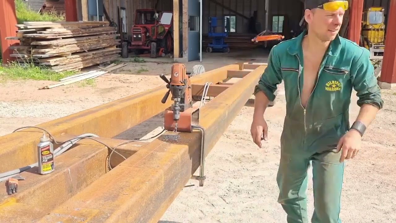 Långsåg med räls från tåg