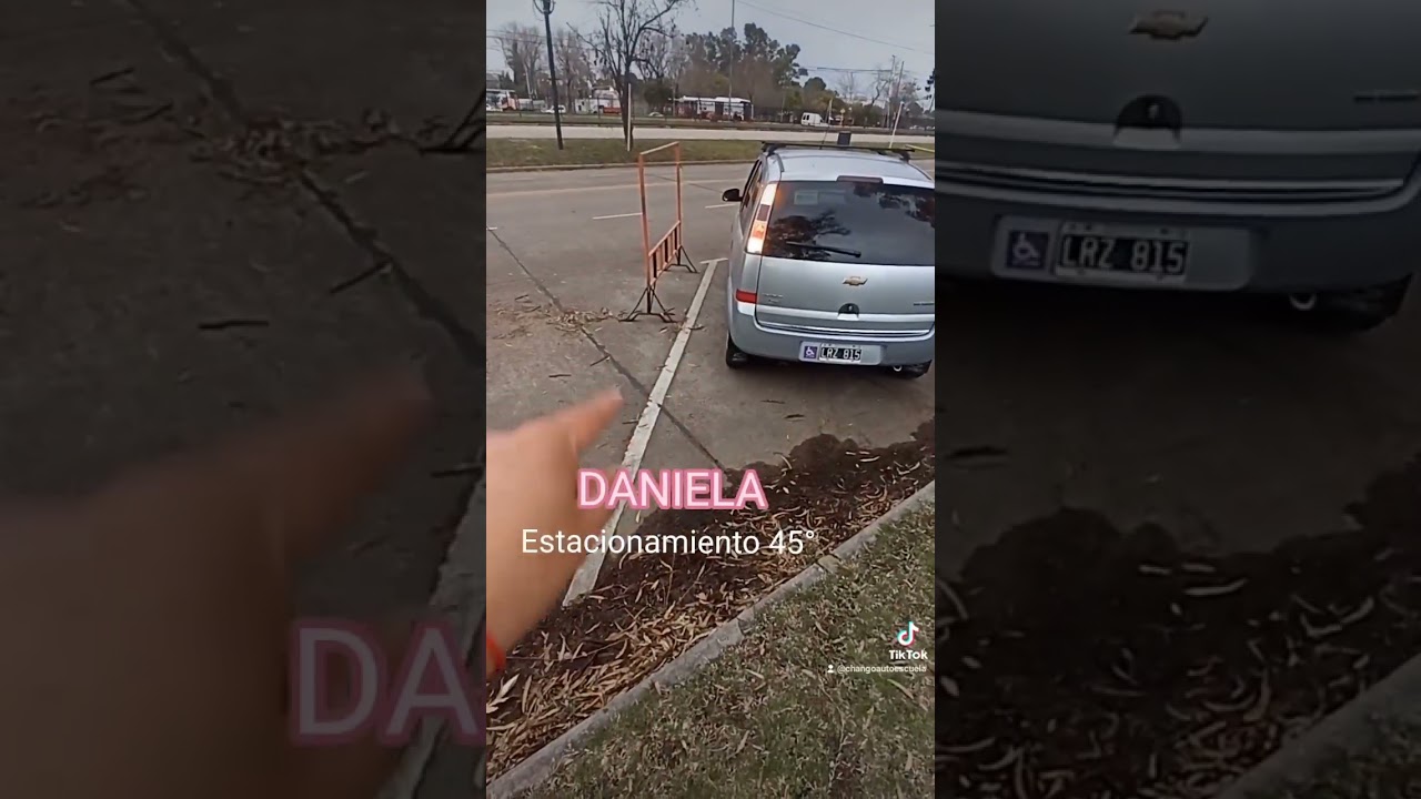 Estacionamiento en 45 ° Con la primera variante. La segunda variante es invadir el carril...